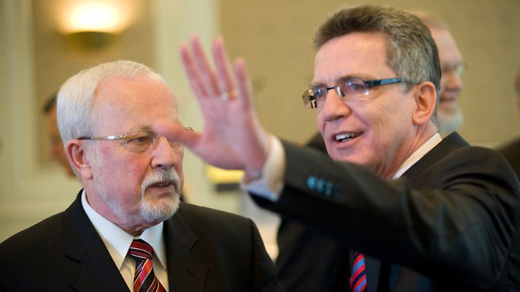 Innenminister Thomas de Maiziere (r) beim Empfang seines Cousins Lothar de Maiziere zum 70. Geburtstag (März 2010).