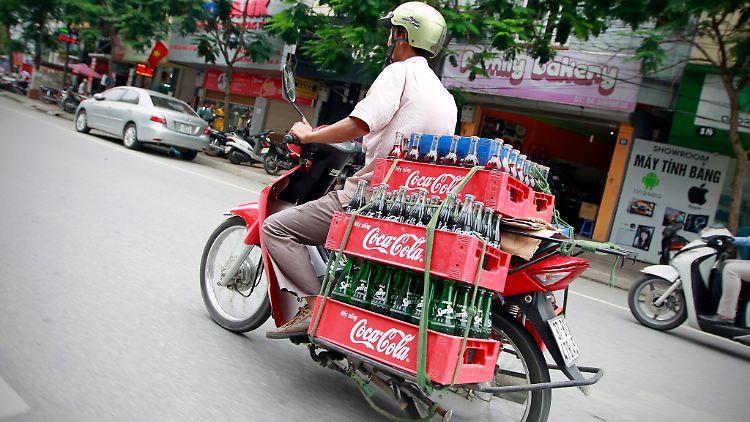 Der starke Dollar lässt Coca-Colas Auslandseinnahmen aus US-Sicht schrumpfen. 