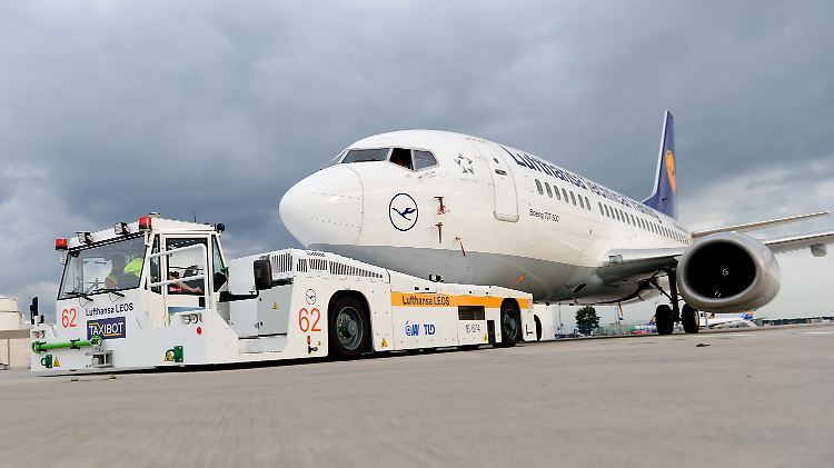 Es ist Ferienzeit, viele Menschen fliegen in Urlaub. Die Flüge nach Tel Aviv werden jedoch vorerst gestrichen.