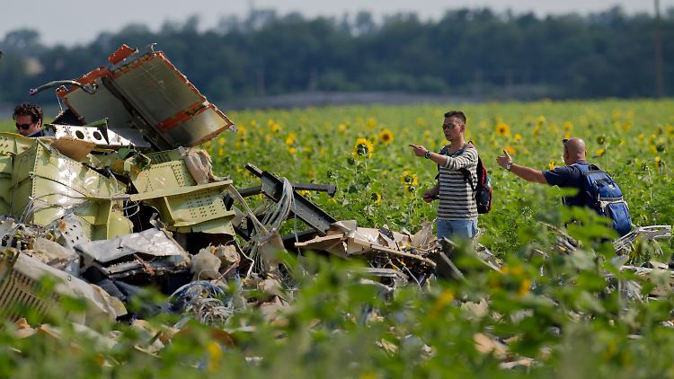 Mittlerweile untersuchen malaysische Experten den Absturzort in der Ostukraine.
