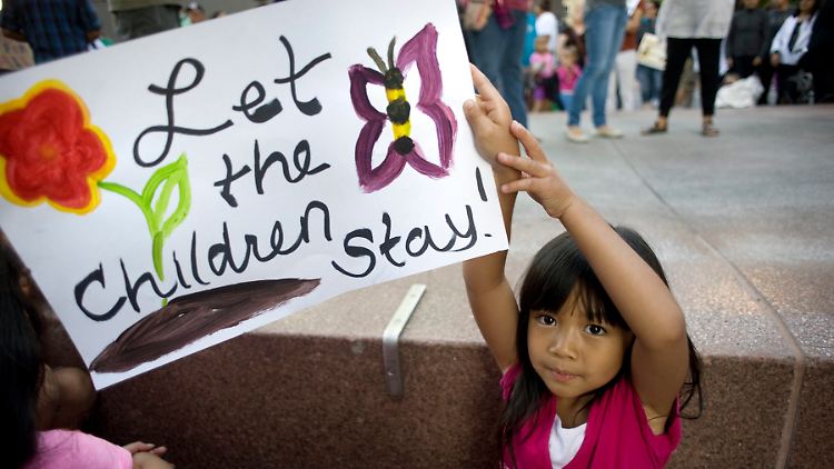 "Lass die Kinder bleiben". Eine Sechsjährige hält ein Schild während einer Demonstration gegen die Ausweisung der vielen minderjährigen Kinder.