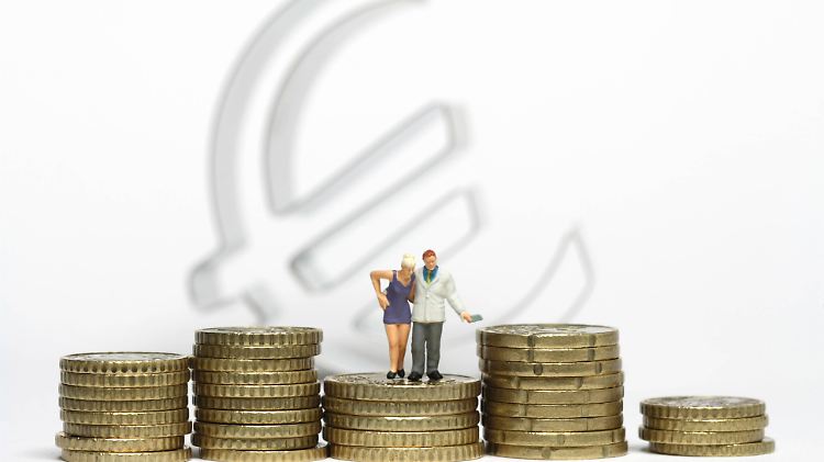 Wer sein Geld kurzfristig anlegt, sollte sich ein halbwegs gut verzinstes Tagesgeldkonto suchen. Viele Banken haben den Zinssatz auf unter 0,5 Prozent gesenkt, manche bieten noch über 1,0 Prozent.