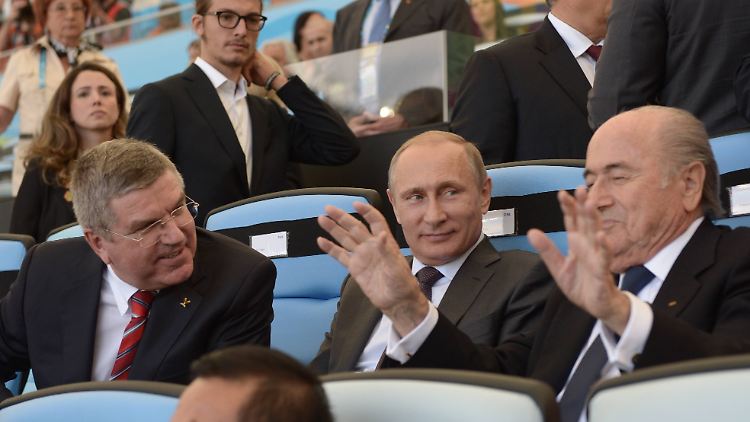 Die drei mächtigsten Männer im Weltsport: IOC-Präsident Thomas Bach, Wladimir Putin, Fifa-Boss Joseph Blatter.
