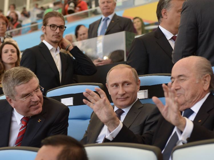 Umstrittenes Trio: Bach mit Russlands Präsidenten Wladimir Putin und Fifa-Boss Joseph Blatter.