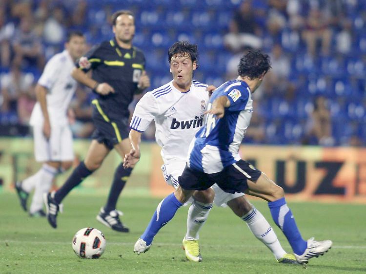 Angekommen: Mesut Özil hat seinen ersten Einsatz für Real Madrid hinter sich.