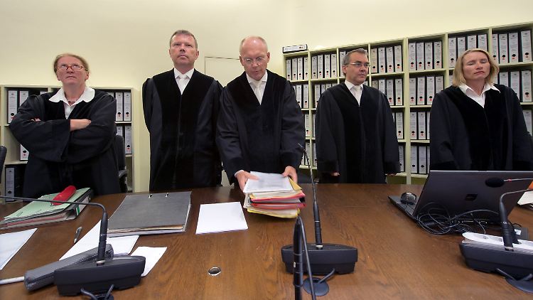 Der Vorsitzende Richter Manfred Götzl (M.) und sein Staatsschutzsenat verordneten sich einen Zwangspause.
