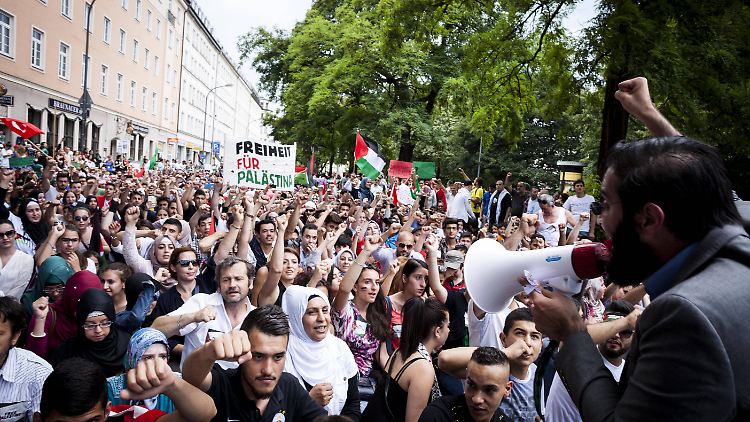 Teilnehmer einer antizionistischen Demonstration in München.