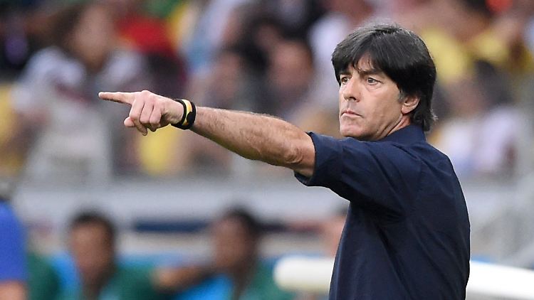 Weiter, immer weiter: Nun will der Weltmeister-Trainer Joachim Löw das DFB-Team auch zum EM-Titel führen.