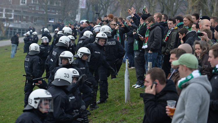 Der massive Polizeieinsatz beim 100. Nordderby Werder gegen den HSV ließ in der Hansestadt die Diskussion aufkommen.