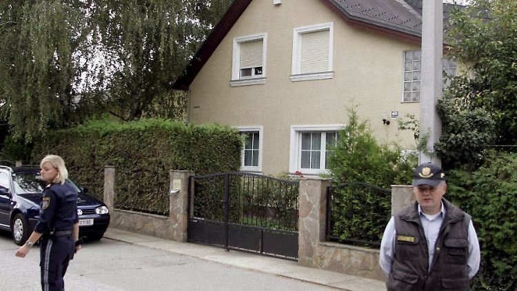 Österreichische Polizeibeamte vor dem Haus von Wolfgang Priklopil in Strasshof bei Wien (Archivfoto vom 24.08.2006). 