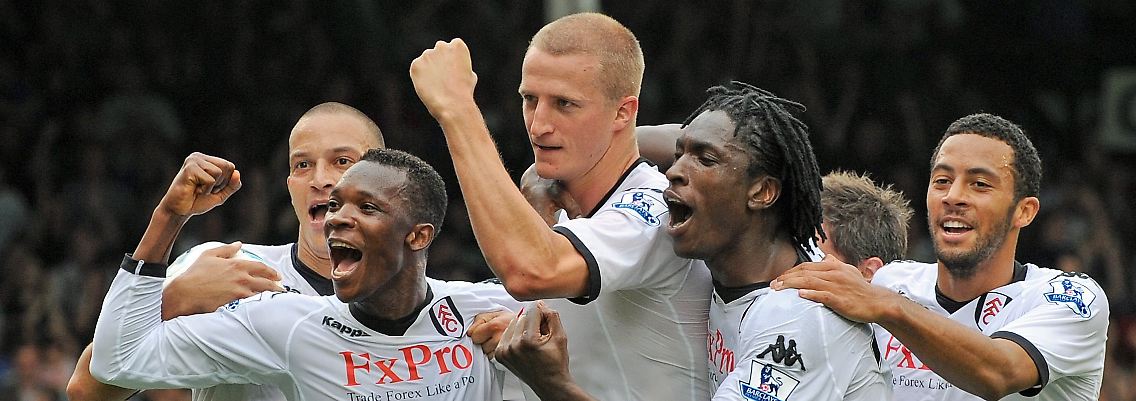 Jubel in Fulham: Brede Hangeland, der Lange in der Mitte, hat soeben in letzter Minute den Ausgleich gegen Manchster United erzielt.