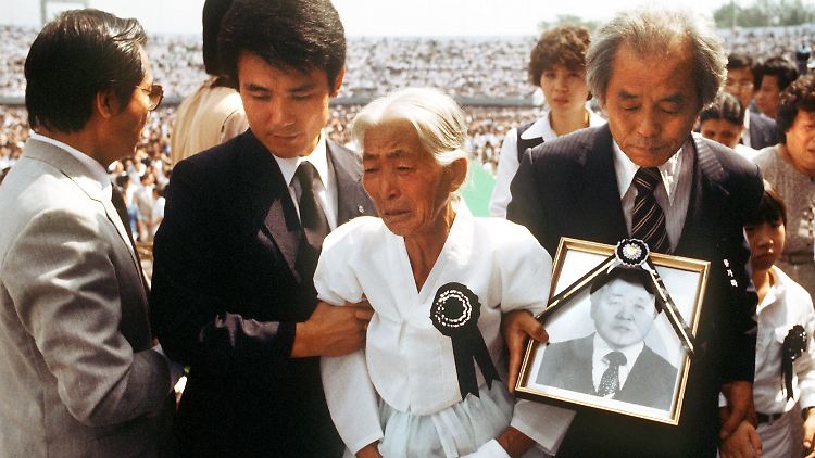 Während der Trauerfeier für die verunglückten Passagiere der südkoreanischen Verkehrsmaschine im Sportstadion von Seoul. (Archivbild vom 07.09.1983)