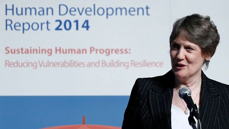 Helen Clark, Leiterin des Entwicklungsprogramms der Vereinten Nationen, präsentiert den Entwicklungsbericht 2014 in Toronto.