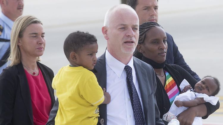 Lapo Pistelli (l.) und Matteo Renzi (r.) mit Mariam Ishak am Flughafen in Rom.
