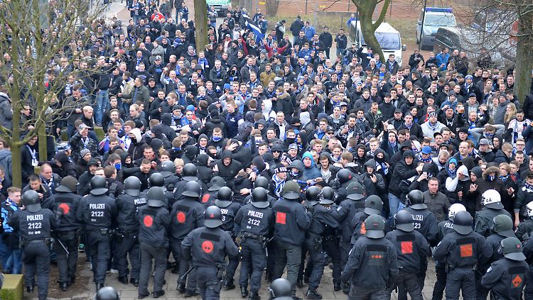 Bei Risikospielen wie dem Nordderby Werder gegen den HSV sind in Bremen bis zu 1200 Beamte im Einsatz.