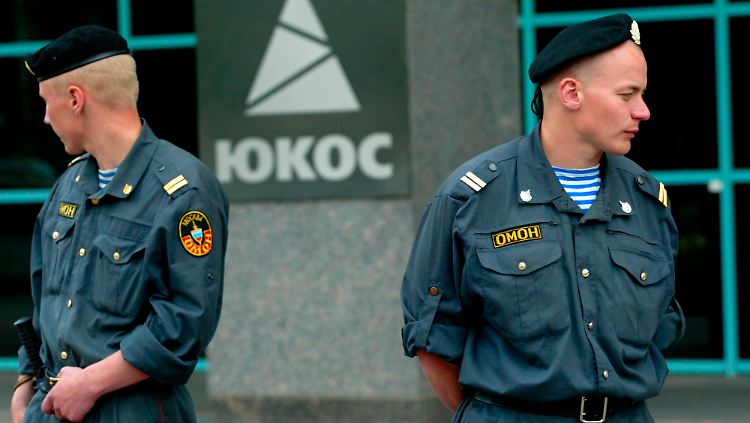 Spezialkräfte stehen im Jahre 2004 vor dem Jukos-Konzernsitz in Moskau.