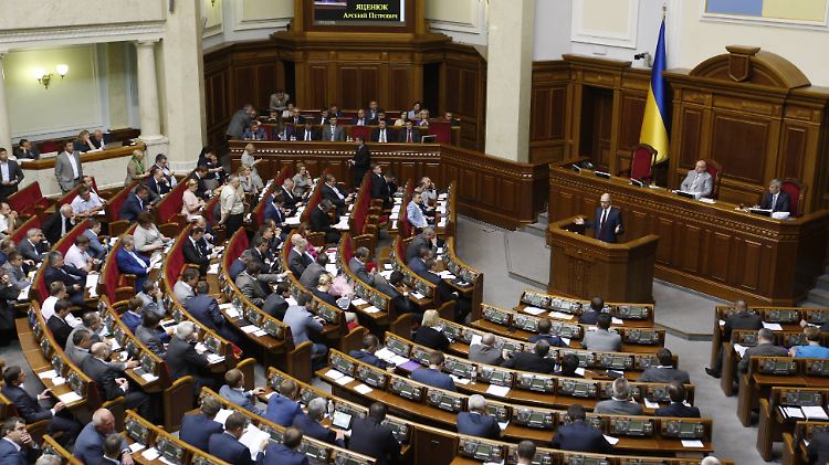 Regierungschef Jazenjuk hält eine Rede in der Obersten Rada.