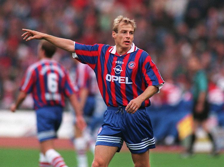 Jürgen Klinsmann im Bayern-Trikot. In Erinnerung blieb aus seiner ersten Zeit in München vor allem der Tritt in die Werbetonne.