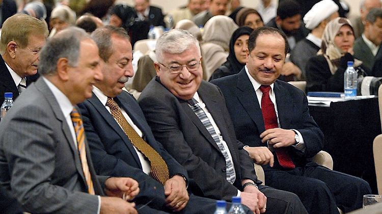 Masum (Mitte mit Brille) muss nun einen neuen Regierungschef ernennen.