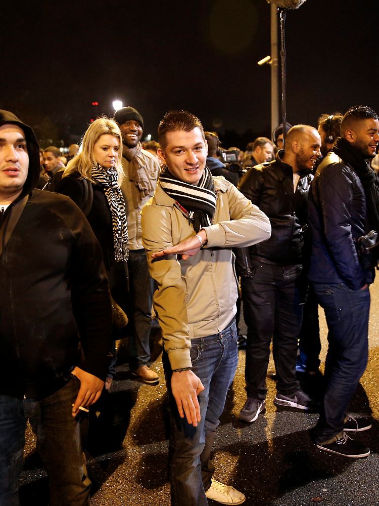 Der an den Hitler-Gruß erinnernde "Quenelle-Gruß", hier vor einem Auftritt des Komikers Dieudonné in Nantes, gilt als Anzeichen zunehmender Akzeptanz von Judenfeindlichkeit in Frankreich.