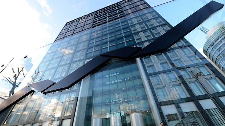 Das Firmenlogo der Deutsche Börse AG zeigt zwar nach oben - beim Gewinn geht es derzeit aber in die andere Richtung.