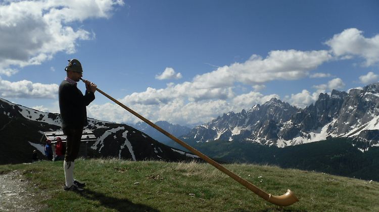 Dolomitenblick, Alphorn und Gipfelpause: Rast vor dem Abstieg.