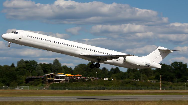 Die Maschine der spanischen Fluggesellschaft Swiftair - Wrackteile in der malischen Wüste deuten auf einen Absturz hin.