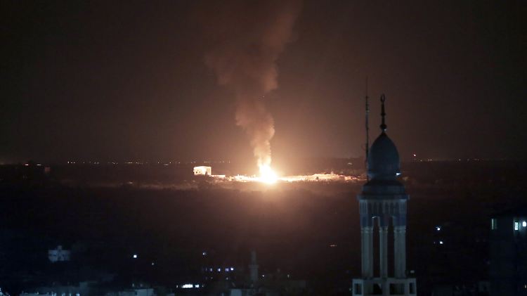 Bomben und Panzer im Gazastreifen: Die Bevölkerung flieht vor den israelischen Angriffen.