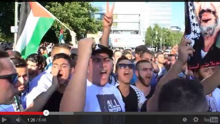 Am 17. Juli brach sich auf einer Demonstration gegen den Gaza-Krieg der Antisemitismus Bahn. Teilnehmer riefen: "Jude, Jude, feiges Schwein, komm' heraus und kämpf' allein." Videos auf Youtube dokumentieren den judenfeindlichen Ausfall.