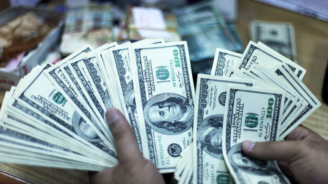 Dollar_Hand.jpg