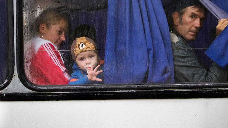 Als Flüchtlinge verlassen viele Familien mit ihren Kindern in diesen Tagen die Stadt Donezk in Bussen und Zügen.