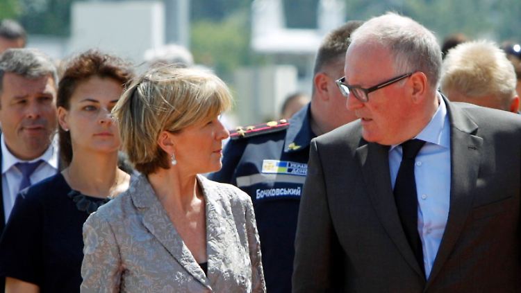 Sie wollen die Absturzstelle im Osten der Ukraine endlich sichern: Die australische Außenministerin Julie Bishop und ihr niederländischer Kollege Frans Timmermanns nach ihrer Ankunft auf dem Flughafen Charkiw.