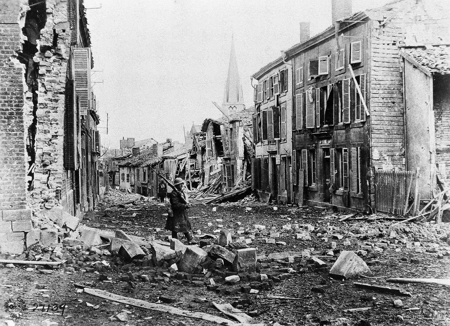 Der Erste Weltkrieg, in dem die Staaten Europas von 1914 bis 1918 im jahrelangen Stellungskrieg eine ganze Generation junger Männer in den Tod schicken, ist für die Menschen der Zeit eine Katastrophe von bis dahin ungekanntem Ausmaß.