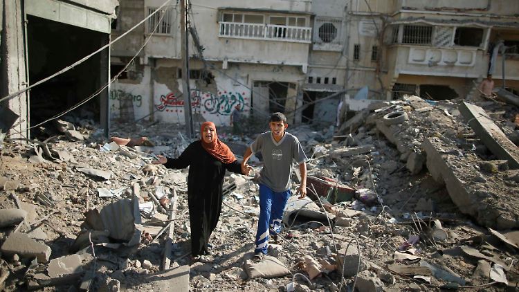 Auch diese Frau nutzt die Feuerpause, um ihr Haus in Gaza Stadt zu sehen - es ist völlig zerstört.