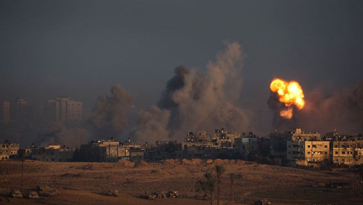 Das Bild zeigt einen israelischen Angriff im nördlichen Gazastreifen vor Beginn der Feuerpause.
