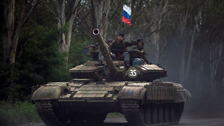 Dieser Panzer der Separatisten ist etwas neuer als das Museumsstück - auf ihm weht eine russische Fahne.