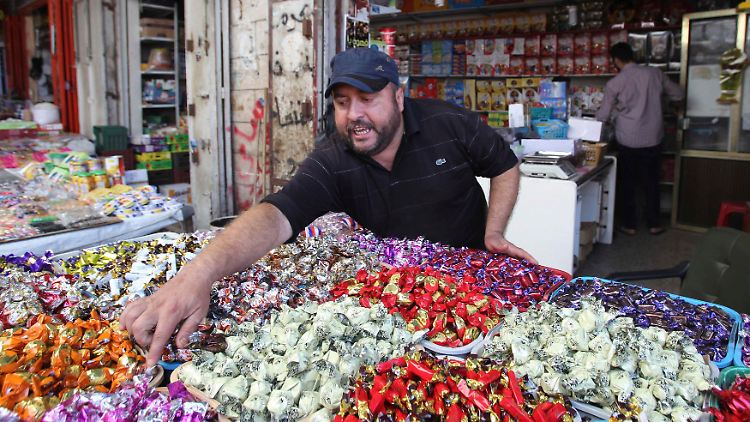 Auch die Märkte haben wieder offen - dieser Mann verkauft Süßigkeiten in Gaza Stadt.