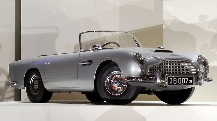 Eine Ausstellung zeigt Spielzeuge des royalen Nachwuchs wie zum Beispiel den Nachbau eines 007-Autos.