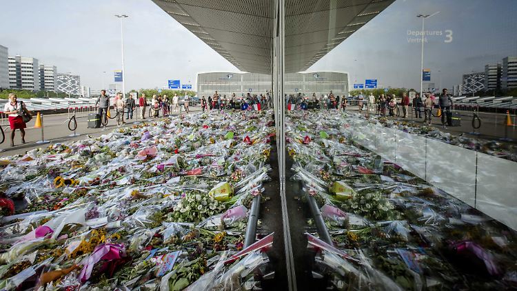 Am Flughafen Amsterdam gedenken die Menschen der Opfer des Absturzes von Flug MH17.