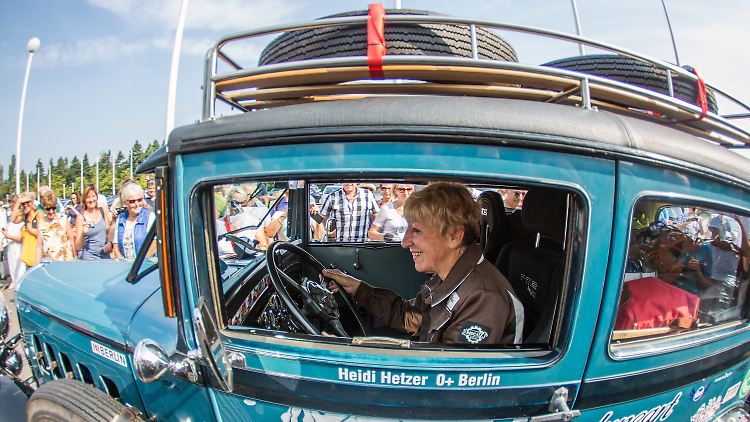 Die ehemalige Rennfahrerin Heidi Hetzer startet ihre Weltreise in einem Hudson Great Eight Oldtimer Baujahr 1930.