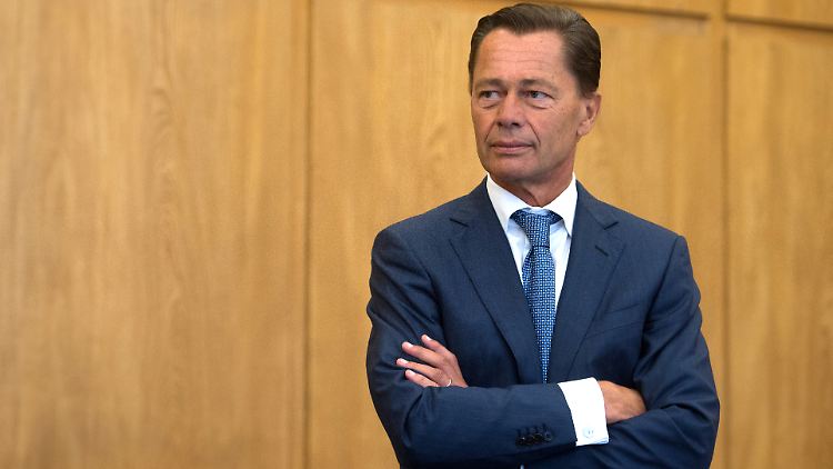Bevor sich Thomas Middelhoff von Journalisten bedrängen lässt, springt er lieber aus dem Fenster.