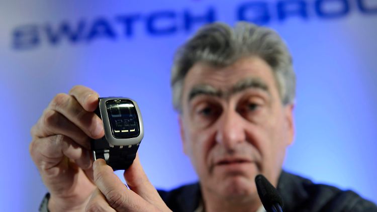 Zukunftstrend Wearables: Nick Hayek bei der Präsentation des Modells "Touch" (Archivbild).