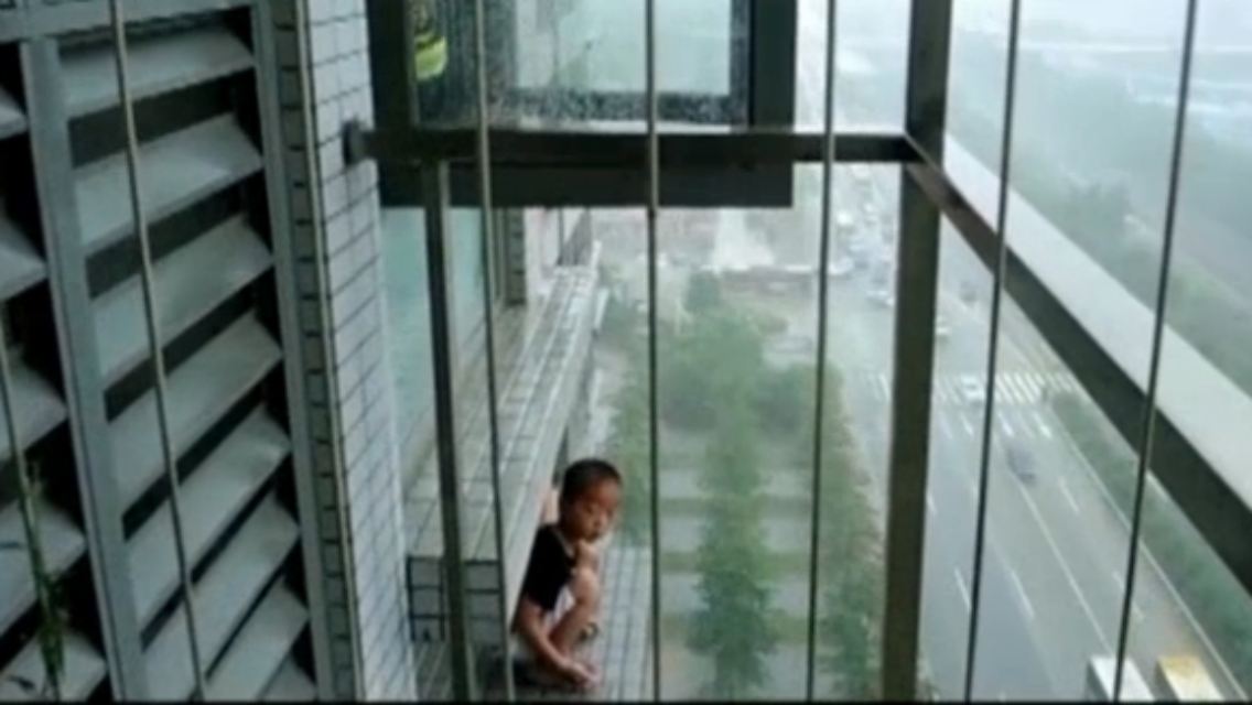 China_Junge_Fensterbank.jpg
