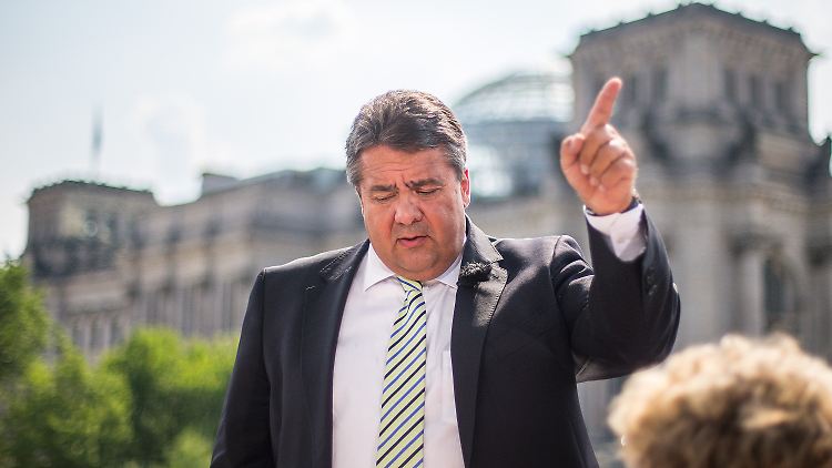 Mit erhobenem Zeigefinger warnt Gabriel vor zu großer Freigiebigkeit in Sachen Rüstungsexporte.