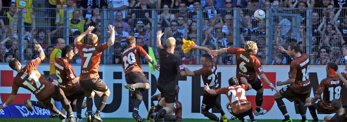 Feiern mit den Fans: die Spieler des FC St. Pauli nach dem 3:1-Sieg in Freiburg.