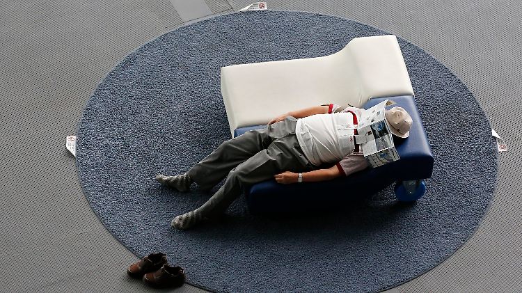 Kurzes Nickerchen im klimatisierten Foyer des "Nationalmuseums für aufkommende Wissenschaften und Innovation" in Tokio: Die Sommerhitze macht vielen Japanern zu schaffen.