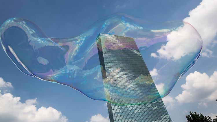 Sommervergnügen vor der künftigen Zentralbank-Zentrale: Ein Straßenkünstler lässt in Frankfurt vor dem Neubau der EZB eine Seifenblase in den Himmel schweben.