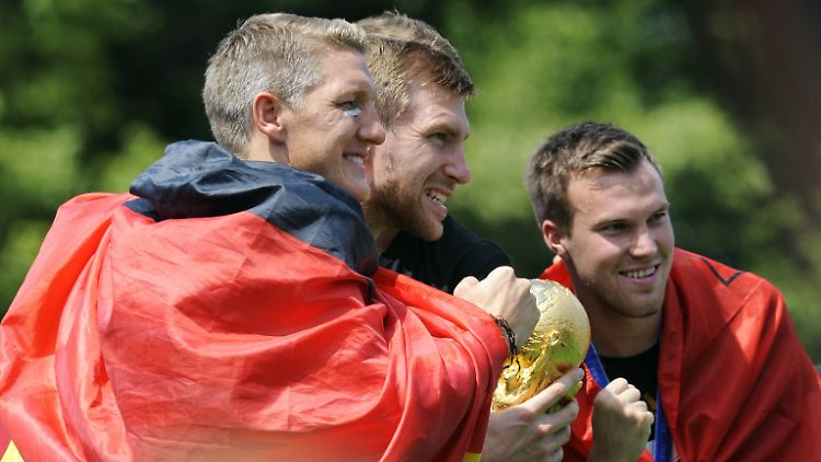 Der gemeinsame Titelgewinn hat Bastian Schweinsteiger (links) und Kevin Großkreutz zusammengeschweißt.