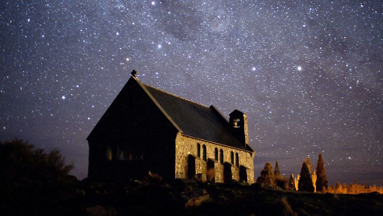 Der Sternenhimmel über einer Kirche in Neuseeland.