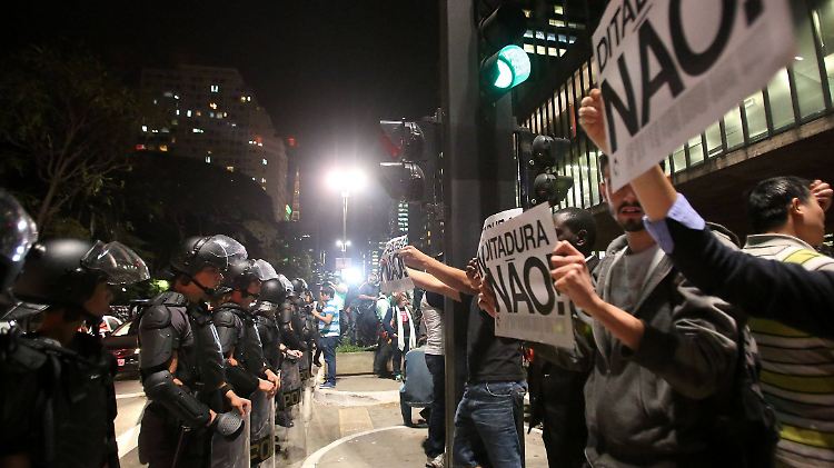Immer unter Kontrolle: Massive Polizeipräsenz begleitete die spärlichen Proteste während der WM.
